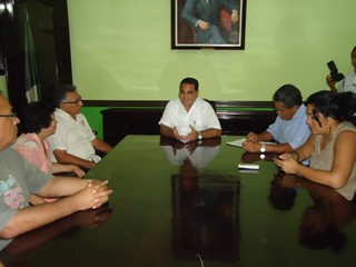Junta del alcalde de Valladolid con ex trabajadores despedidos del cenote zaci.