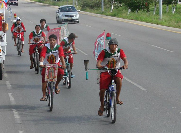 Antorchistas de Kinchil visitan Chiapas en una singular bicicleta