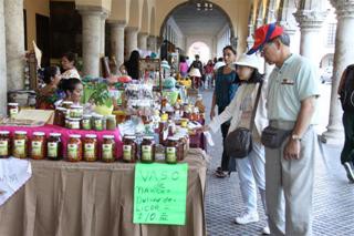 Yucatecos artesanos exponen sus productos en los bajos del palacio municipal.