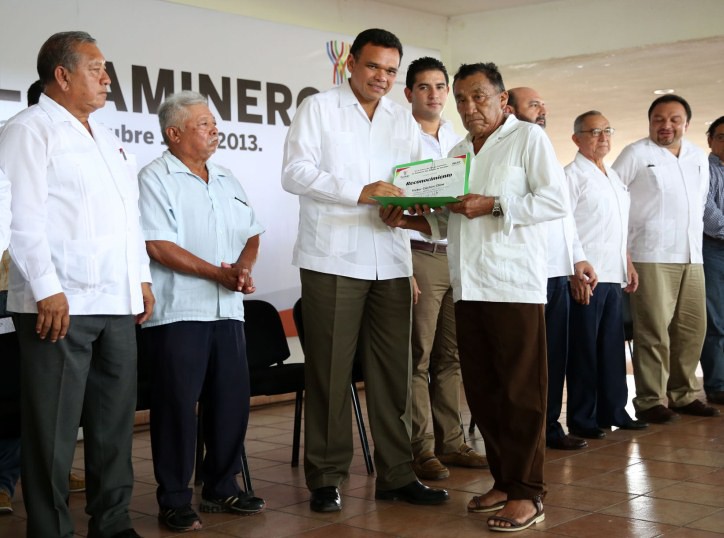 El gobernador Rolando Zapata entrega estímulos a trabajadores en el día del Caminero