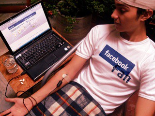 Facebook es más adictivo que el alcohol y el cigarro