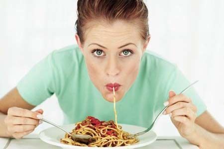 Comer a deshoras afecta nuestro reloj metabólico.