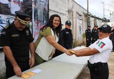 Entregan incentivo económico a policías municipales de Tekax