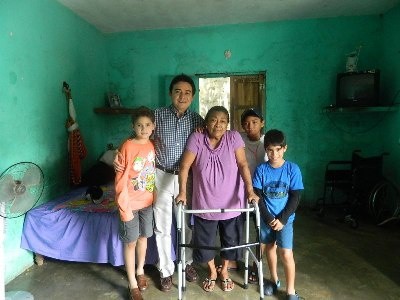 Ávila Ruiz ayuda a señora que tiene dificultad para caminar
