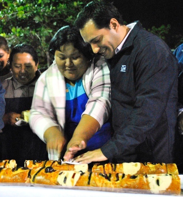 Vecinos comparten las mega roscas de Reyes con Vila Dosal 