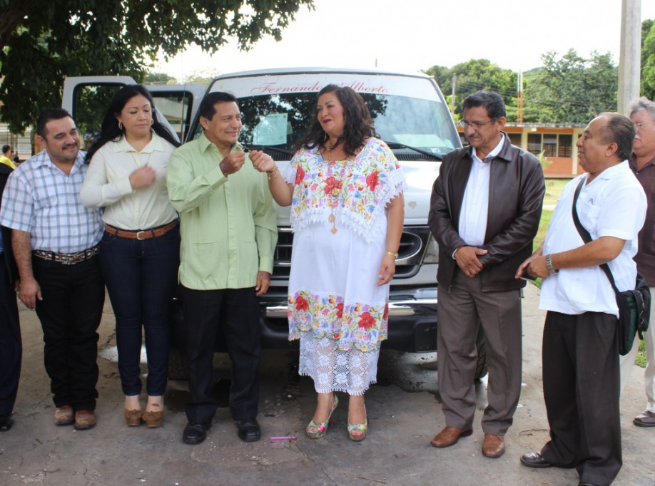 Entregan unidad de transporte a secundaria de Tekax