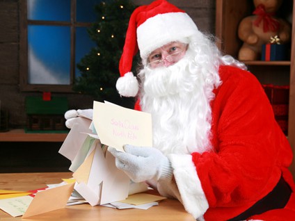 Santa se prepara para conseguir los regalos de los niños