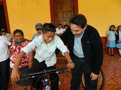 Senador entrega bicicletas a alumnos para ir a la escuela