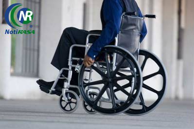 DIF de Mérida atiende la solicitud de una silla de ruedas