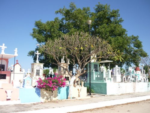 Intensifican labores de limpieza en cementerios de Mérida