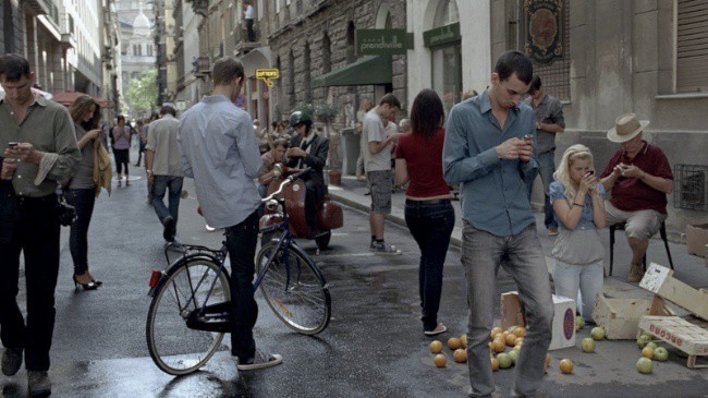 Enviar mensajes de texto podría alterar tu forma de caminar