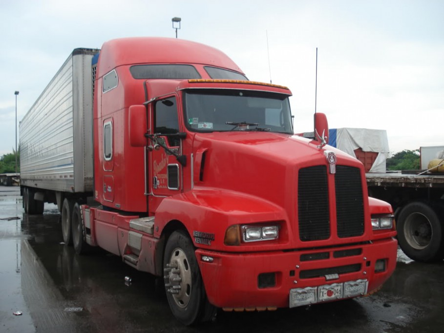 Hay 1,300 camiones de carga varados por el bloqueo de la carretera Mérida a Campeche
