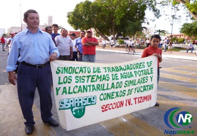Trabajadores del Sistema de Agua Potable de Tizimín exigen derechos.