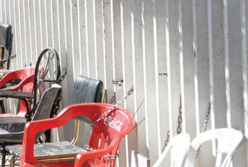 Continúan las colas en las puertas de las escuelas por un cupo