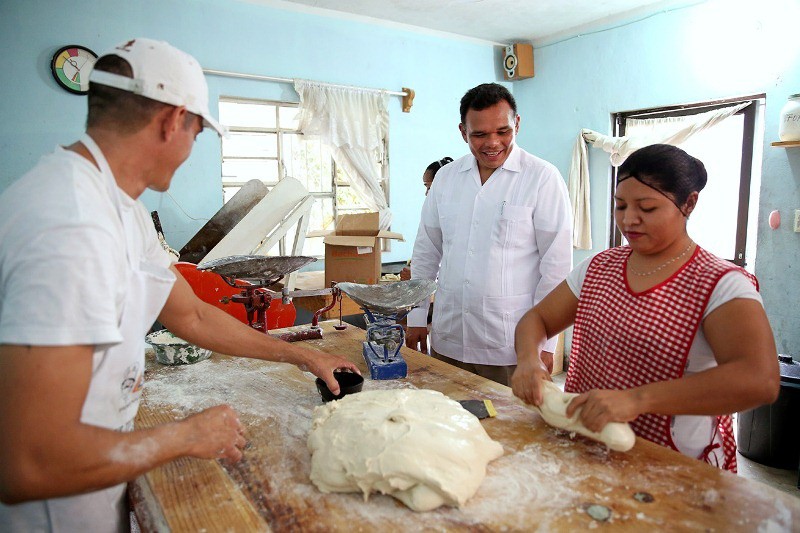 Visita Mandatario panadería de una beneficiaría del programa "Fomento al Autoempleo"