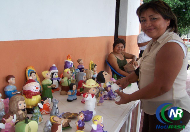 15 familias beneficiadas con taller de pintura de cerámica en Ebtún, Valladolid.