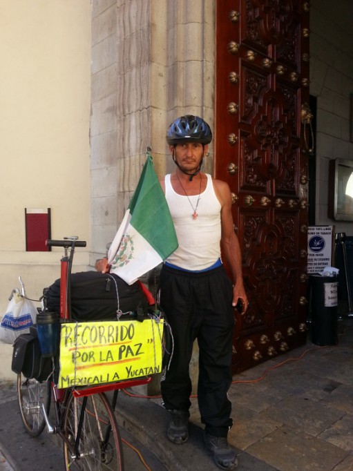 Cruza el país en bicicleta  llevando un mensaje de paz en todos los estados