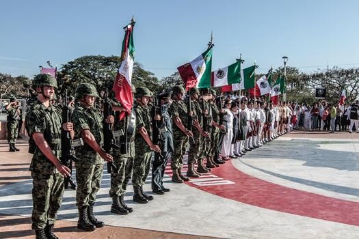 Realizan ceremonia de incineración de dos banderas nacionales