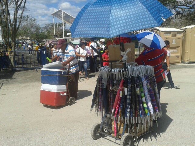  Los yucatecos demuestran orden para salir de Plaza Carnaval