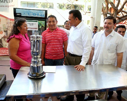 Rolando Zapata entrega maquinaria y herramientas a mujeres de la zona costera