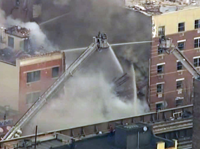 Dos edificios se derrumban en NY; al menos dos muertos