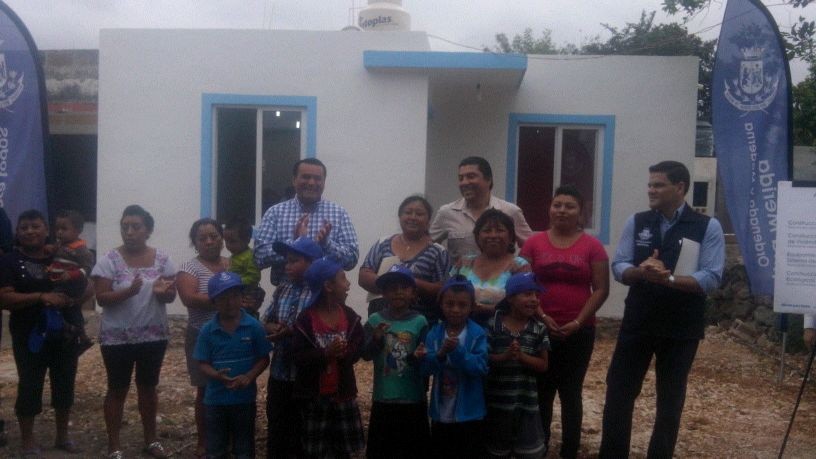 Ayuntamiento de Mérida entrega 11 casas a personas de escasos recursos