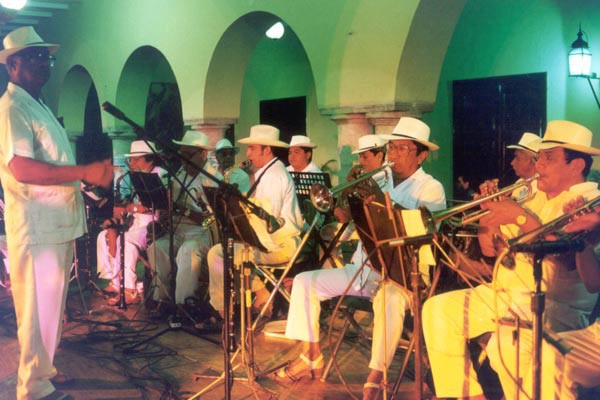 Denuncian  integrantes de la Orquesta Jaranera del ayuntamiento de Mérida , que les adeudan una quincena