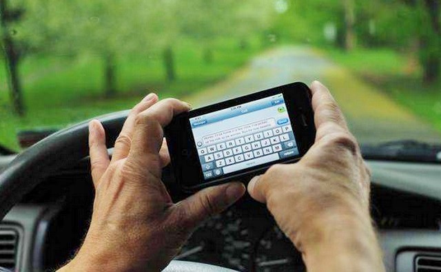 Hablar por teléfono celular y conducir aumenta en un 100 por ciento la probabilidad de sufrir un accidente de tránsito