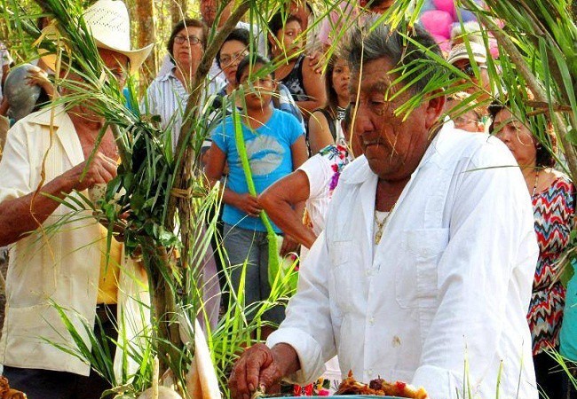 Realizarán ritual maya en el cenote de Kikil.