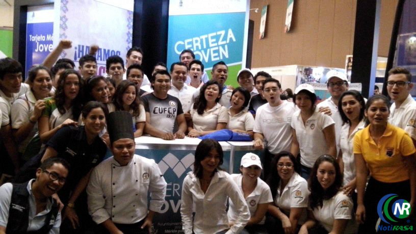 Jóvenes acuden a la Expo Alternativa en búsqueda de opciones académicas