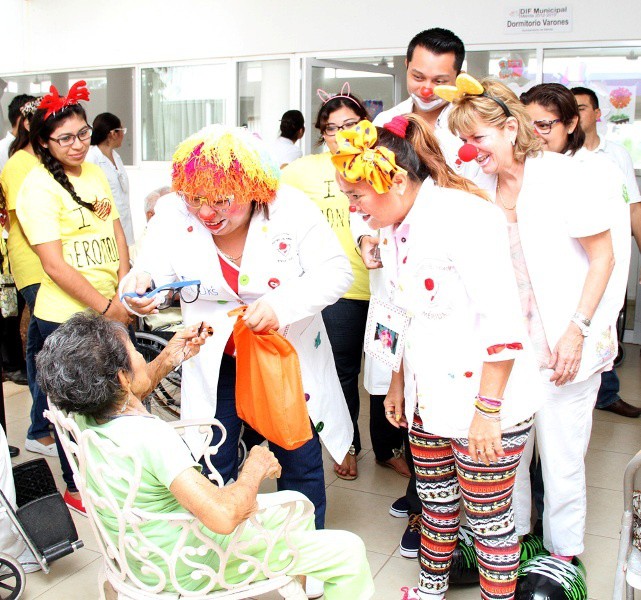 Los doctores del humor llevan sonrisas al CAAM del DIF  Mérida