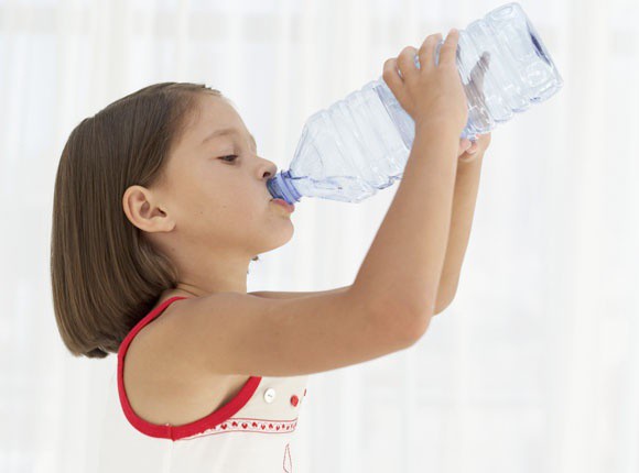 En temporada de calor hay que mantener hidratados a los niños