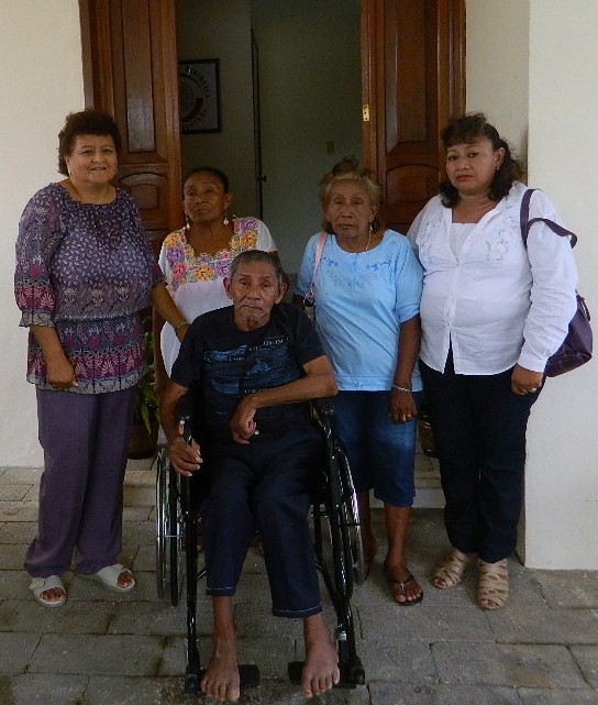 El Senador Ávila Ruiz envió una silla de ruedas para Andrés Huh May, de Mérida, quien padece embolia