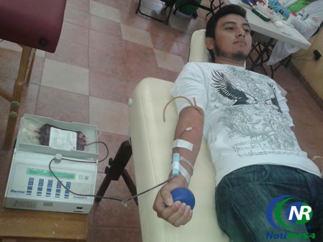 Jóvenes universitarios de Tizimín donan sangre.