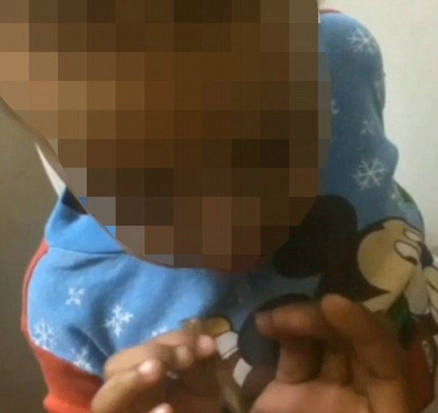 Papás filman a su bebé fumando marihuana y lo suben a las redes
