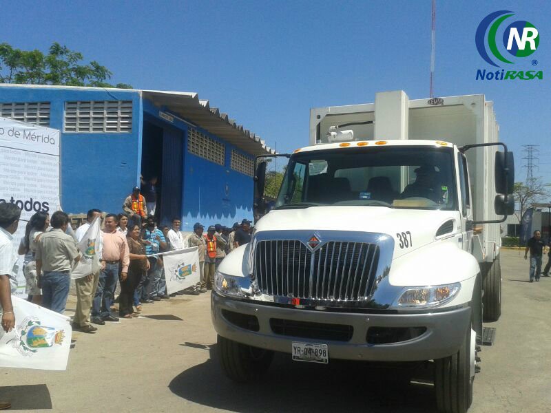 Continúa la entrega de vehículos a servicios públicos de Mérida