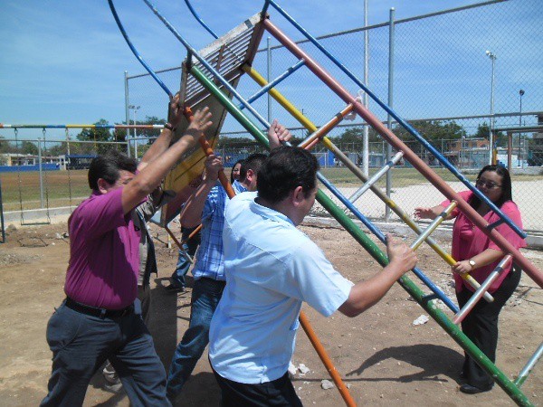 Reinstalan juegos infantiles en el parque de la Melitón Salazar