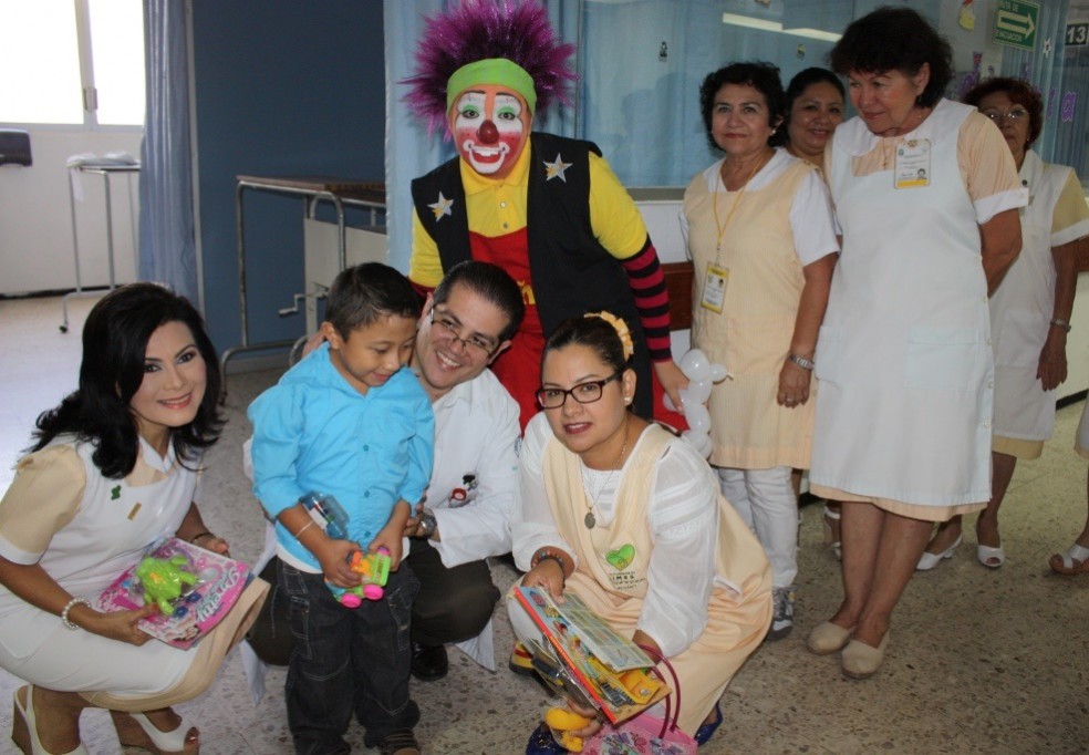 Las promotoras voluntarias del IMSS entregaron juguetes a niños hospitalizados