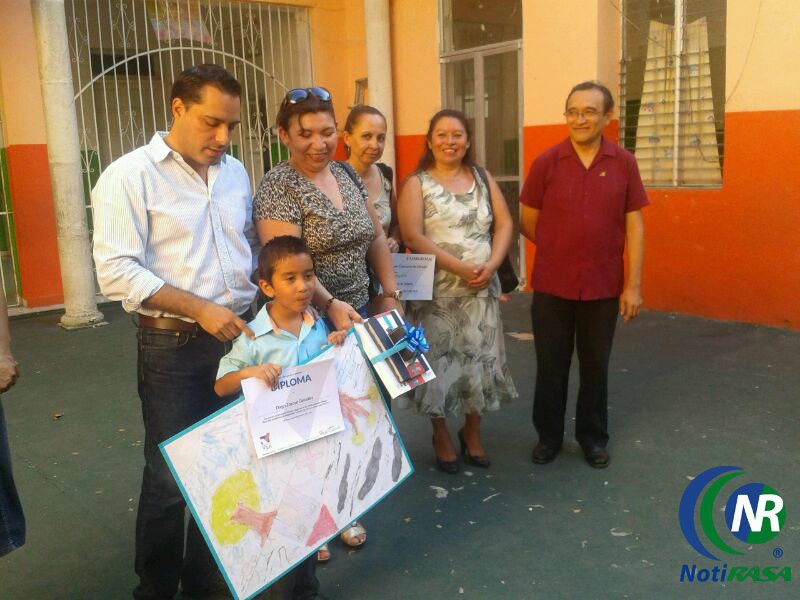 Premian al ganador del concurso "Con Vila Cuidemos el Medio Ambiente"