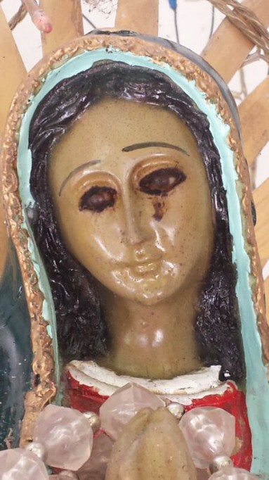 En la colonia Xoclán la Reja de Mérida  una  imagen de la  virgen de Guadalupe  llora sangre 