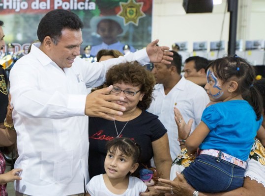 Festejan a mamás e hijos de policías yucatecos