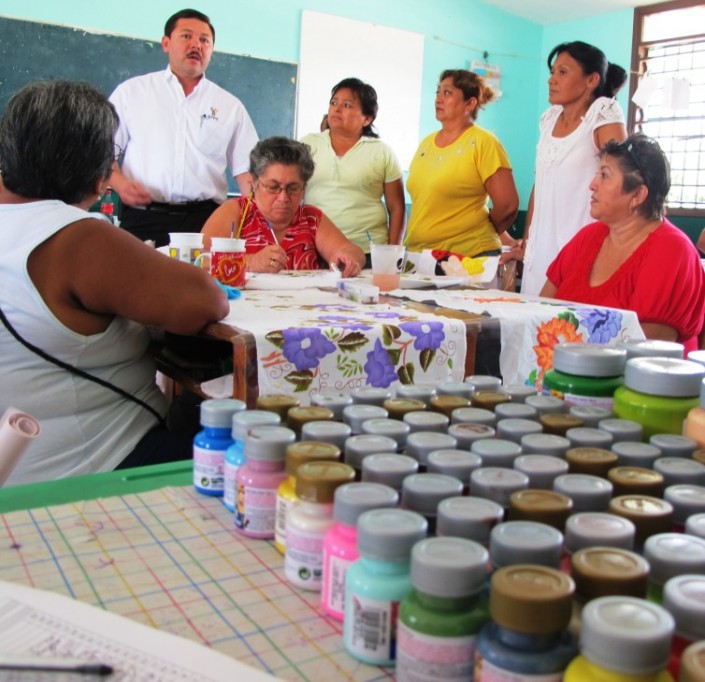 Capacitan con cursos de autoempleo a mujeres del oriente de Mérida