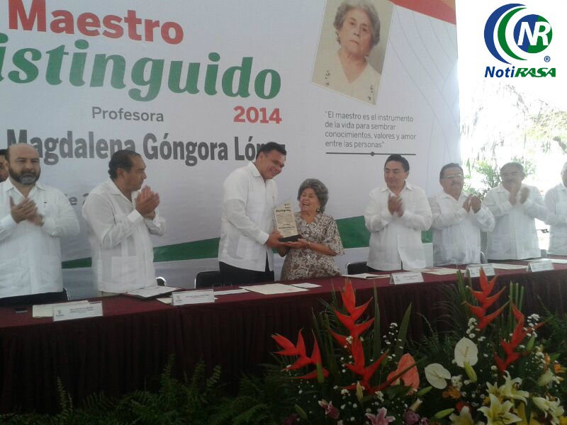 Nidia Góngora López es reconocida como maestra distinguida 2014