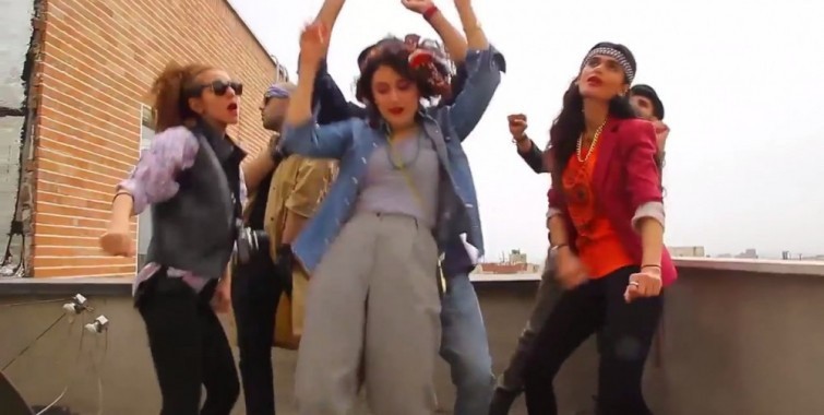 Jóvenes iraníes son detenidos por subir en YouTube un vídeo bailando "Happy"