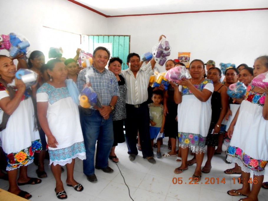 El senador Ávila Ruiz apoya a mujeres de Tesoco para que establezcan talleres de urdido de hamacas