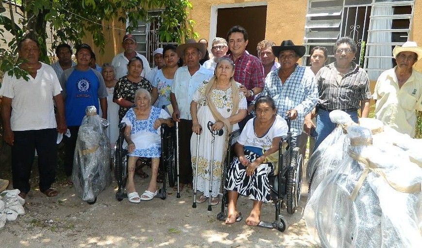 El senador Daniel Ávila Ruiz entrega apoyos a vecinos de Tekax