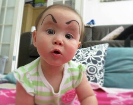 La nueva tendencia en Instagram, pintarle las cejas a los bebés