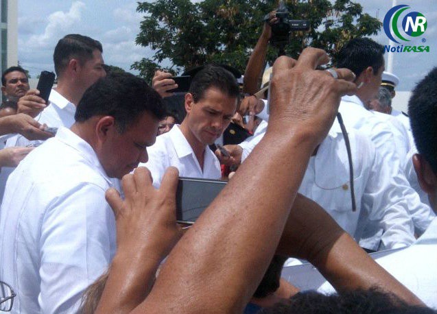 Enrique Peña Nieto atiende a un grupo de manifestantes en su visita a Mérida