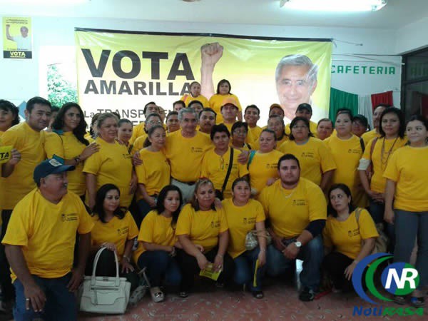 Eulogio Piña invita a personal del Hospital San Carlos a sumarse a su campaña.