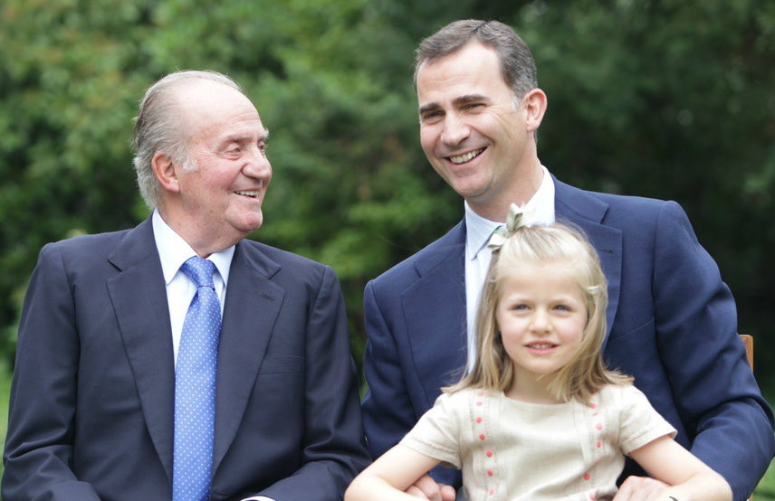 El rey Juan Carlos abdica en favor del príncipe Felipe